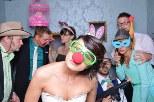Photo originale du photobooth avec accessoires de fête